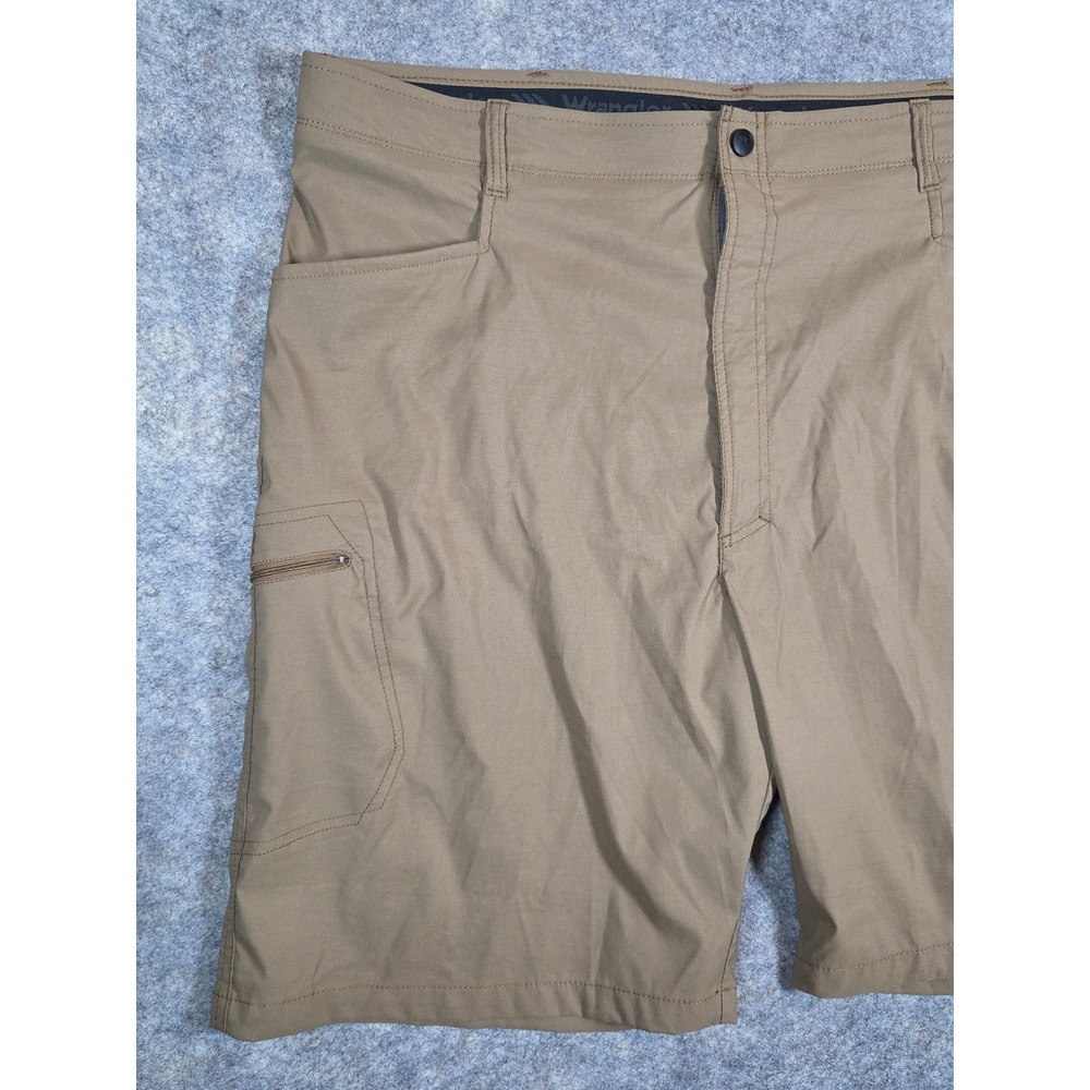 Wrangler Outdoor Series Mens Cargo Shorts Tan Khaki Stretch Size 42 Summer - Picture 2 of 9